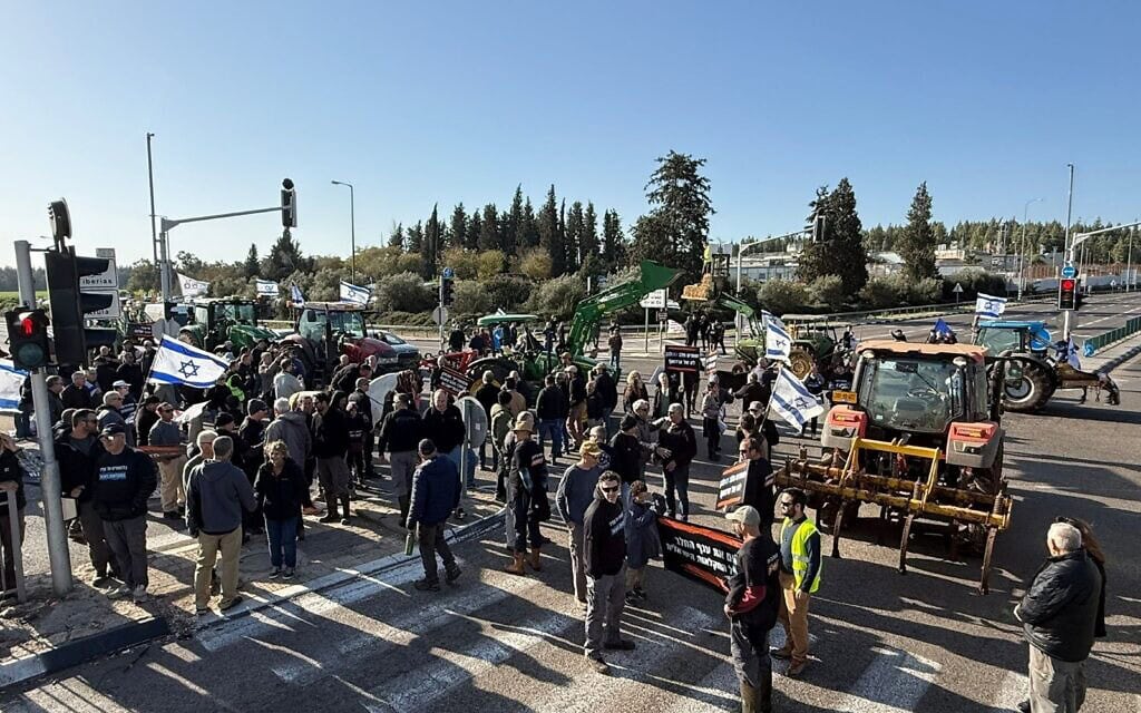 רפתנים מוחים על רפורמת החלב, 5 בינואר 2026 (צילום: התאחדות יצרני החלב) רפתנים מוחים על רפורמת החלב, 5 בינואר 2026 (צילום: התאחדות יצרני החלב)