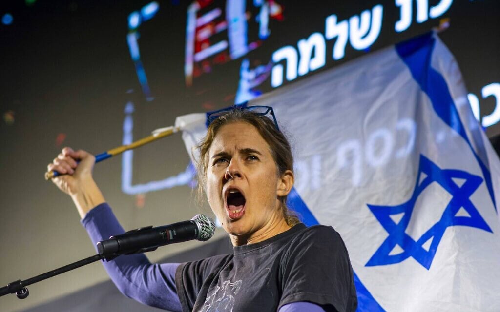 פרופ׳ שקמה ברסלר נואמת בכיכר הבימה ב 2025 (צילום: אלון קורנגרין) פרופ׳ שקמה ברסלר נואמת בכיכר הבימה ב 2025 (צילום: אלון קורנגרין)