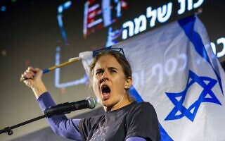 פרופ׳ שקמה ברסלר נואמת בכיכר הבימה ב 2025 (צילום: אלון קורנגרין) פרופ׳ שקמה ברסלר נואמת בכיכר הבימה ב 2025 (צילום: אלון קורנגרין)