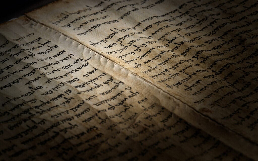 מגילת ישעיהו הגדולה, הספר המקראי הכמעט שלם העתיק ביותר מהתנ"ך, המתוארך כ-2,200 שנה אחורה (צילום: Giorgio Skory/Qumran Caves Publication Project) מגילת ישעיהו הגדולה, הספר המקראי הכמעט שלם העתיק ביותר מהתנ"ך, המתוארך כ-2,200 שנה אחורה (צילום: Giorgio Skory/Qumran Caves Publication Project)