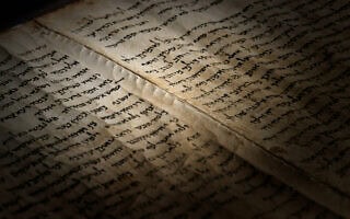 מגילת ישעיהו הגדולה, הספר המקראי הכמעט שלם העתיק ביותר מהתנ"ך, המתוארך כ-2,200 שנה אחורה (צילום: Giorgio Skory/Qumran Caves Publication Project) מגילת ישעיהו הגדולה, הספר המקראי הכמעט שלם העתיק ביותר מהתנ"ך, המתוארך כ-2,200 שנה אחורה (צילום: Giorgio Skory/Qumran Caves Publication Project)