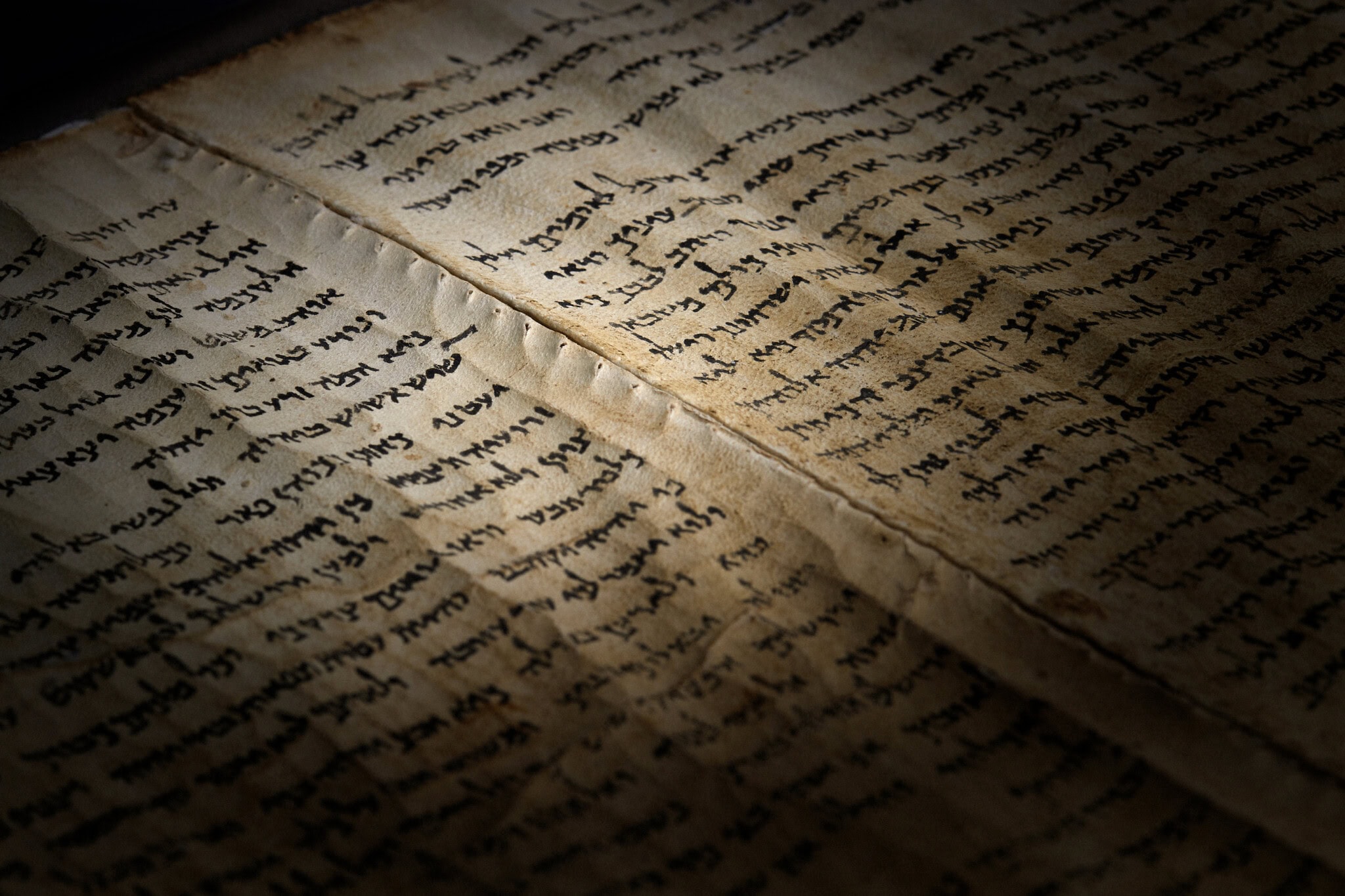 מגילת ישעיהו הגדולה, הספר המקראי הכמעט שלם העתיק ביותר מהתנ"ך, המתוארך כ-2,200 שנה אחורה (צילום: Giorgio Skory/Qumran Caves Publication Project) מגילת ישעיהו הגדולה, הספר המקראי הכמעט שלם העתיק ביותר מהתנ"ך, המתוארך כ-2,200 שנה אחורה (צילום: Giorgio Skory/Qumran Caves Publication Project)