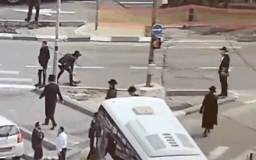 חרדי מגלגל סלע לכביש בירושלים, 20 בינואר 2026 (צילום: דוברות המשטרה) חרדי מגלגל סלע לכביש בירושלים, 20 בינואר 2026 (צילום: דוברות המשטרה)
