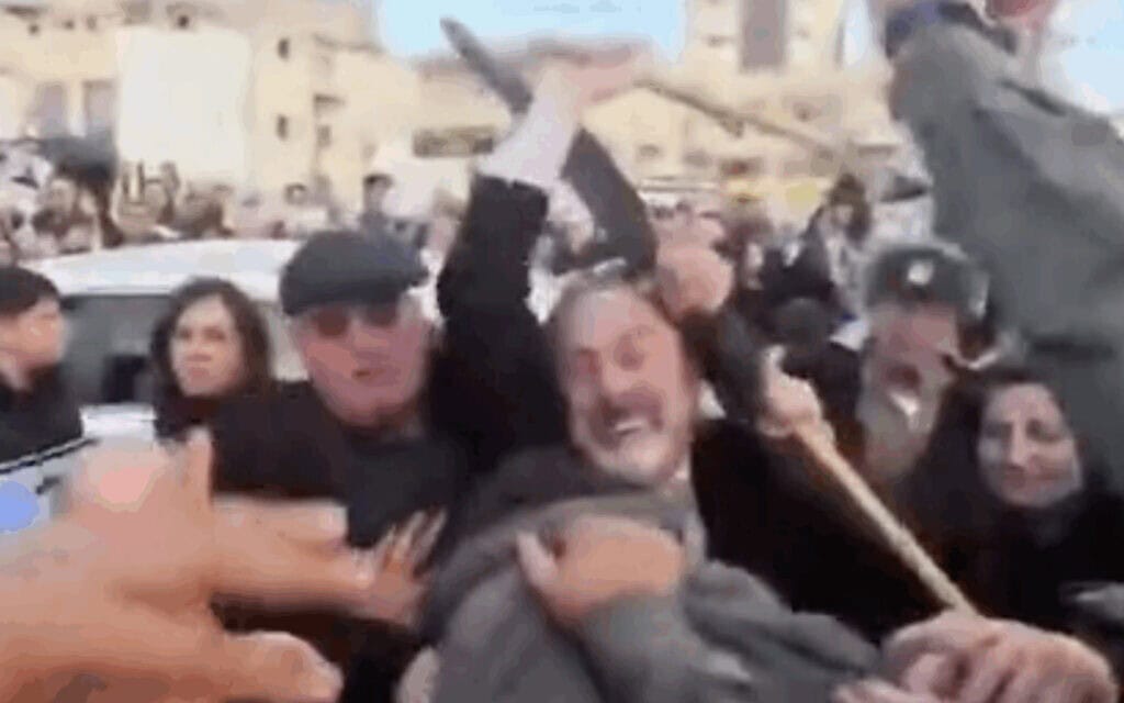 שאדי שוויירי ראש עיריית כפר יאסיף לשעבר תוקף שוטר בהפגנה ב-24 בינואר 2026 (צילום: צילום מסך מסרטון המשטרה) שאדי שוויירי ראש עיריית כפר יאסיף לשעבר תוקף שוטר בהפגנה ב-24 בינואר 2026 (צילום: צילום מסך מסרטון המשטרה)