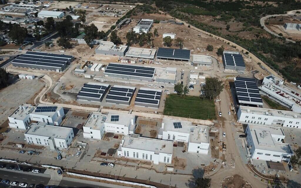 לוחות סולאריים על גגות של בסיס צבאי (צילום: דובר צה"ל) לוחות סולאריים על גגות של בסיס צבאי (צילום: דובר צה"ל)