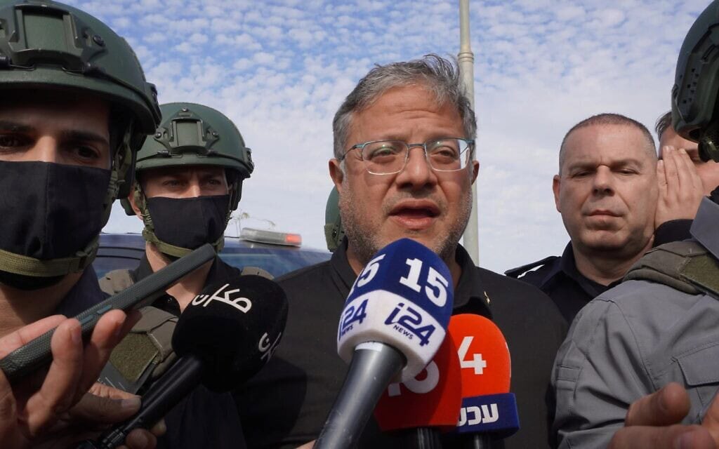 השר לביטחון לאומי איתמר בן גביר משוחח עם עיתונאים במהלך סיורו בעיירה הבדואית תראבין א־סאנע 31 בדצמבר 2025 (צילום: צ'רלי סאמרס)
