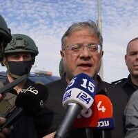 השר לביטחון לאומי איתמר בן גביר משוחח עם עיתונאים במהלך סיורו בעיירה הבדואית תראבין א־סאנע, 31 בדצמבר 2025 (צילום: צ'רלי סאמרס) השר לביטחון לאומי איתמר בן גביר משוחח עם עיתונאים במהלך סיורו בעיירה הבדואית תראבין א־סאנע, 31 בדצמבר 2025 (צילום: צ'רלי סאמרס)