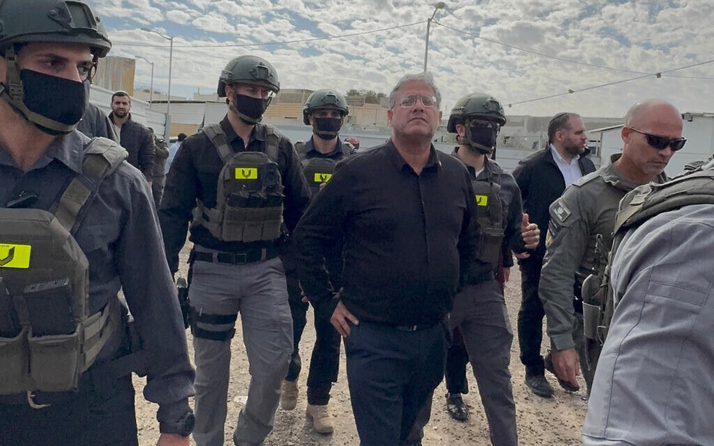 השר לביטחון לאומי איתמר בן-גביר עם כוחות המשטרה ביישוב תראבין בנגב, 31 בדצמבר 2025 (צילום: תקשורת עוצמה יהודית)