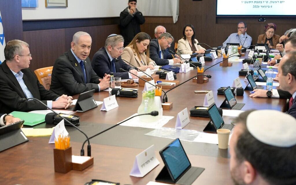 ראש הממשלה בנימין נתניהו בפתח ישיבת הממשלה ב־4 בינואר 2026 (צילום: מעיין טואף/ לע״מ) ראש הממשלה בנימין נתניהו בפתח ישיבת הממשלה ב־4 בינואר 2026 (צילום: מעיין טואף/ לע״מ)