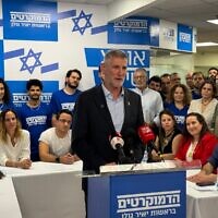 יאיר גולן מכריז על התצטרפותם של פעילים חברתיים ופעילי מחאה למפלגת הדמוקרטים. 6 בינואר 2025 (צילום: דוברות הדמוקרטים) יאיר גולן מכריז על התצטרפותם של פעילים חברתיים ופעילי מחאה למפלגת הדמוקרטים. 6 בינואר 2025 (צילום: דוברות הדמוקרטים)