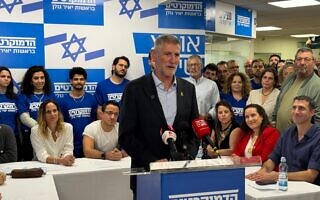 יאיר גולן מכריז על התצטרפותם של פעילים חברתיים ופעילי מחאה למפלגת הדמוקרטים. 6 בינואר 2025 (צילום: דוברות הדמוקרטים) יאיר גולן מכריז על התצטרפותם של פעילים חברתיים ופעילי מחאה למפלגת הדמוקרטים. 6 בינואר 2025 (צילום: דוברות הדמוקרטים)