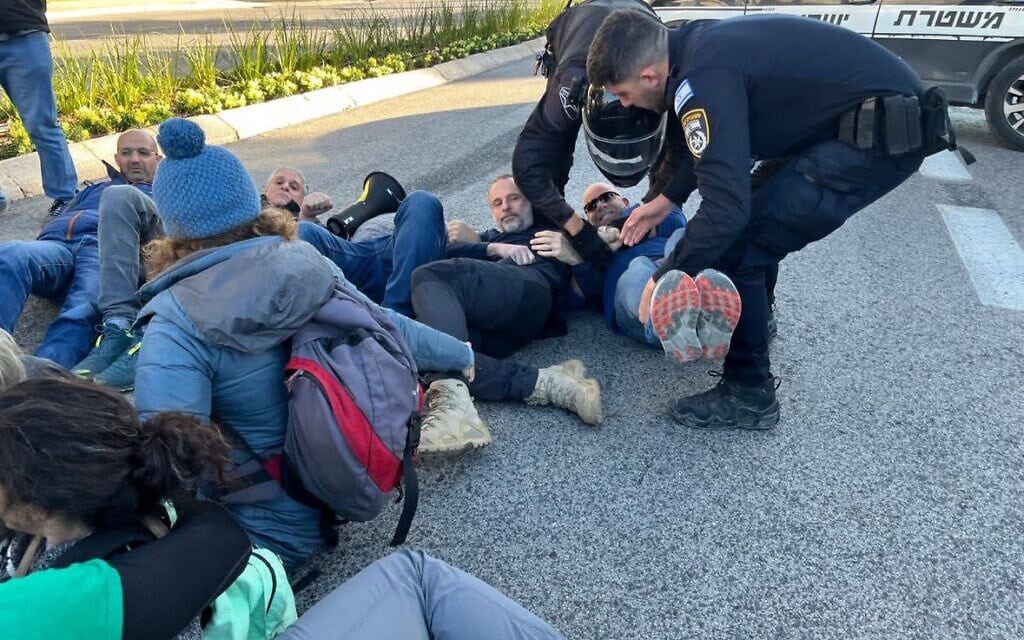 מפגינים נעצרו בירושלים בהפגנת תמיכה בבג"ץ נגד הממשלה, 7 בינואר 2026 (צילום: מערך עוטף עצורים) מפגינים נעצרו בירושלים בהפגנת תמיכה בבג"ץ נגד הממשלה, 7 בינואר 2026 (צילום: מערך עוטף עצורים)