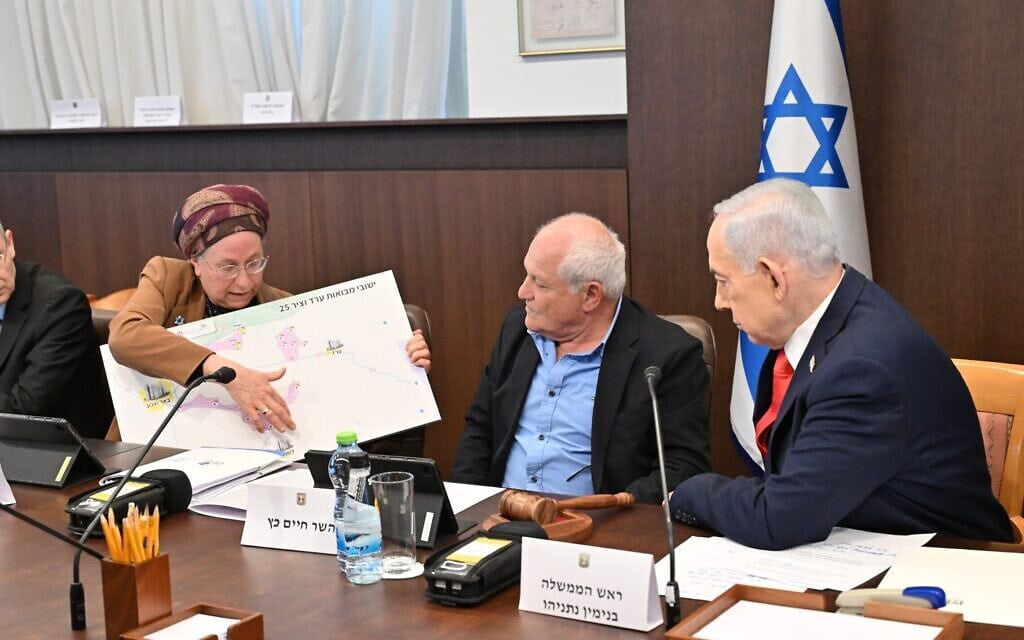 שרת ההתיישבות אורית סטרוק מציגה לשר הבינוי והשיכון חיים כץ ולראש הממשלה בנימין נתניהו מפה של יישובים חדשים בנגב, 25 בינואר 2026 (צילום: קובי גדעון/ לע״מ) שרת ההתיישבות אורית סטרוק מציגה לשר הבינוי והשיכון חיים כץ ולראש הממשלה בנימין נתניהו מפה של יישובים חדשים בנגב, 25 בינואר 2026 (צילום: קובי גדעון/ לע״מ)