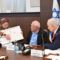 שרת ההתיישבות אורית סטרוק מציגה לשר הבינוי והשיכון חיים כץ ולראש הממשלה בנימין נתניהו מפה של יישובים חדשים בנגב, 25 בינואר 2026
