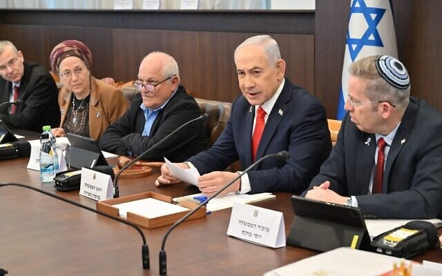 ראש הממשלה בנימין נתניהו לצד שר הבינוי והשיכון חיים כץ ושרת ההתיישבות אורית סטרוק בישיבת הממשלה ב-25 בינואר 2026 (צילום: קובי גדעון/ לע ראש הממשלה בנימין נתניהו לצד שר הבינוי והשיכון חיים כץ ושרת ההתיישבות אורית סטרוק בישיבת הממשלה ב-25 בינואר 2026 (צילום: קובי גדעון/ לע