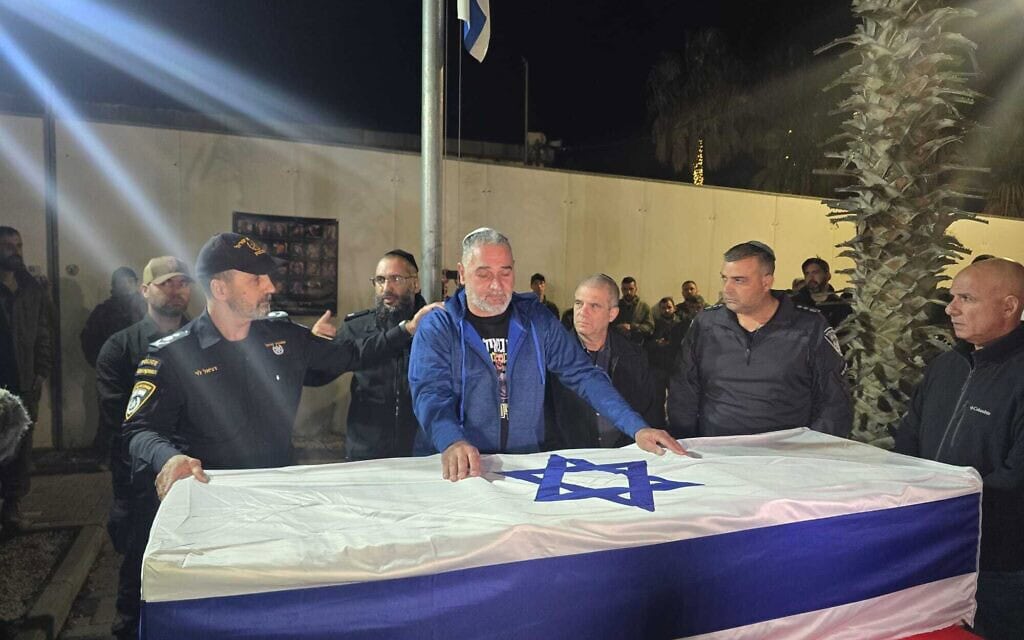 איציק גואילי, אביו של החלל החטוף האחרון רן גואילי עם ארונו של רני שהושב מעזה, 26 בינואר 2026 (צילום: דוברות המשטרה) איציק גואילי, אביו של החלל החטוף האחרון רן גואילי עם ארונו של רני שהושב מעזה, 26 בינואר 2026 (צילום: דוברות המשטרה)