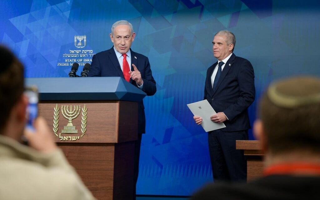 ראש הממשלה בנימין נתניהו ומתאם השבויים והנעדרים גל הירש במשרד ראש הממשלה בירושלים, 27 בינואר 2026 (צילום: מעיין טואף / לע"מ) ראש הממשלה בנימין נתניהו ומתאם השבויים והנעדרים גל הירש במשרד ראש הממשלה בירושלים, 27 בינואר 2026 (צילום: מעיין טואף / לע"מ)