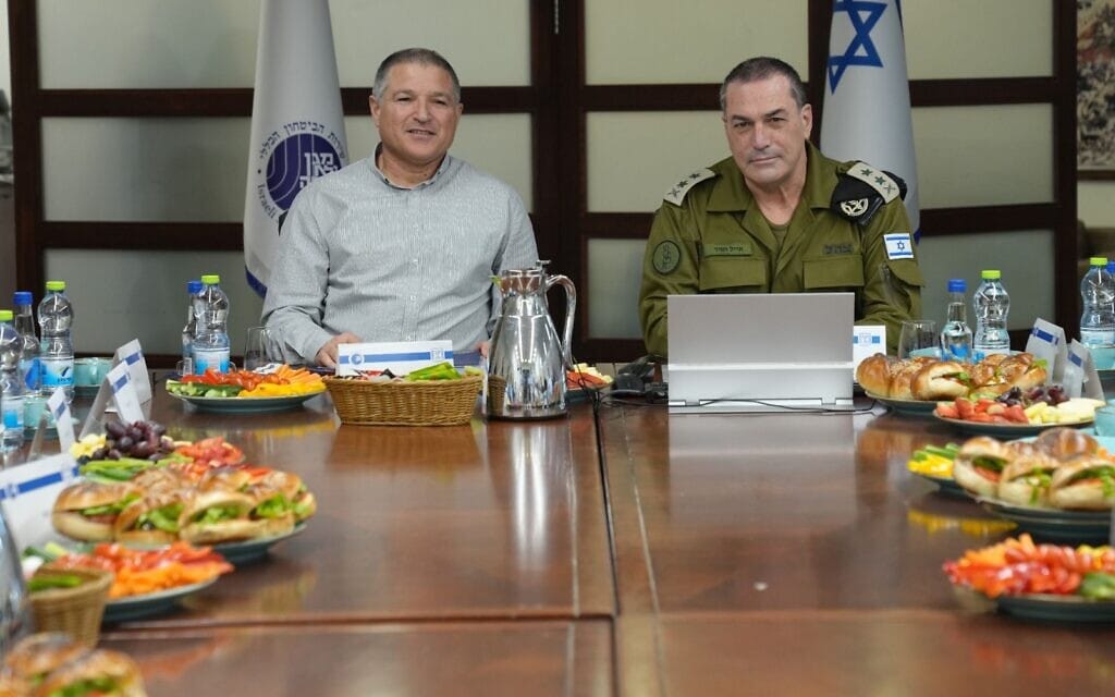 הרמטכ"ל אייל זמיר וראש שירות הביטחון הכללי דוד זיני במטה השירות, 28 בינואר 2026 (צילום: תקשורת שב"כ) הרמטכ"ל אייל זמיר וראש שירות הביטחון הכללי דוד זיני במטה השירות, 28 בינואר 2026 (צילום: תקשורת שב"כ)