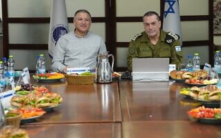 הרמטכ"ל אייל זמיר וראש שירות הביטחון הכללי דוד זיני במטה השירות, 28 בינואר 2026 (צילום: תקשורת שב"כ) הרמטכ"ל אייל זמיר וראש שירות הביטחון הכללי דוד זיני במטה השירות, 28 בינואר 2026 (צילום: תקשורת שב"כ)