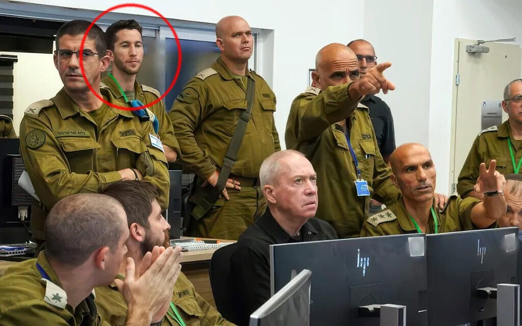 אסף שמואלביץ' (מסומן באדום) נוכח בתדרוך בפיקוד דרום לשר הביטחון דאז יואב גלנט באוקטובר 2023 (צילום: דובר צה"ל)