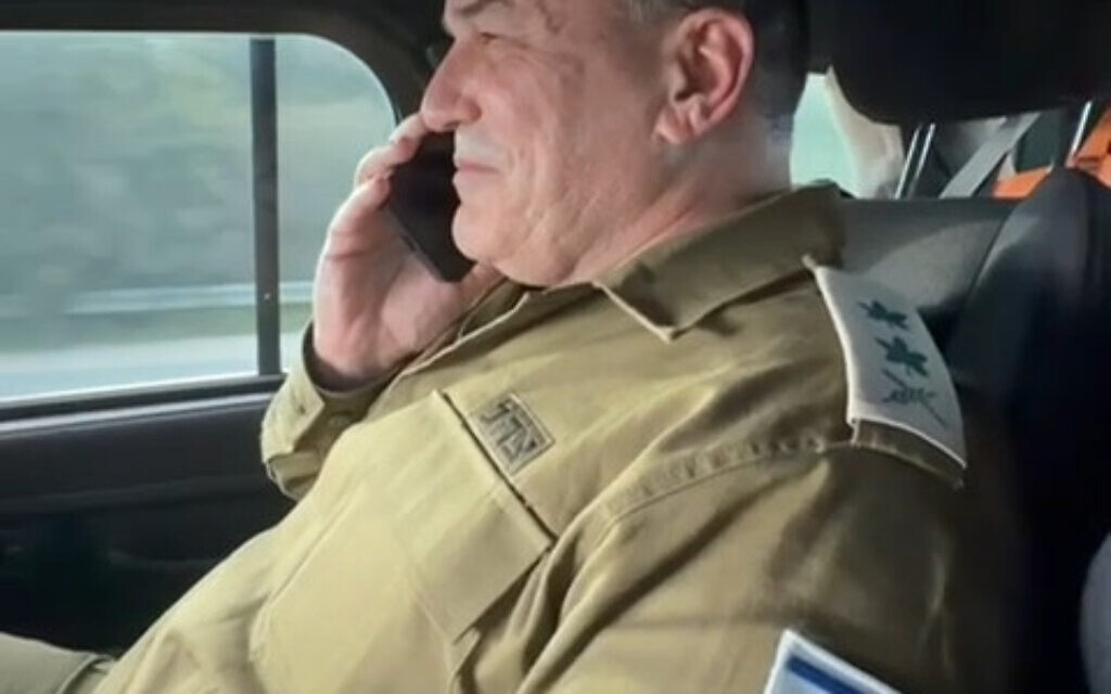 הרמטכ״ל אייל זמיר שוחח עם משפחת גואילי לאחר זיהויו של רן גואילי, החלל החטוף האחרון בעזה, 26 בינואר 2026 (צילום: דובר צה"ל) הרמטכ״ל אייל זמיר שוחח עם משפחת גואילי לאחר זיהויו של רן גואילי, החלל החטוף האחרון בעזה, 26 בינואר 2026 (צילום: דובר צה"ל)