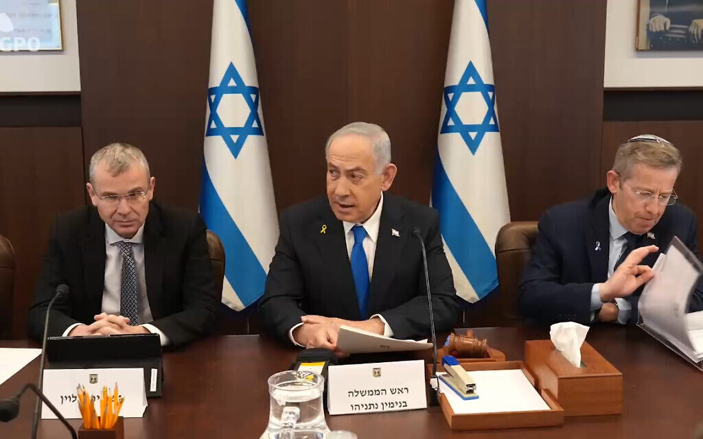 ראש הממשלה בנימין נתניהו, שר המשפטים יריב לוין ומזכיר הממשלה יוסי פוקס בפתח ישיבת הממשלה, 11 בינואר 2026 (צילום: קובי גדעון/ לע״מ) ראש הממשלה בנימין נתניהו, שר המשפטים יריב לוין ומזכיר הממשלה יוסי פוקס בפתח ישיבת הממשלה, 11 בינואר 2026 (צילום: קובי גדעון/ לע״מ)