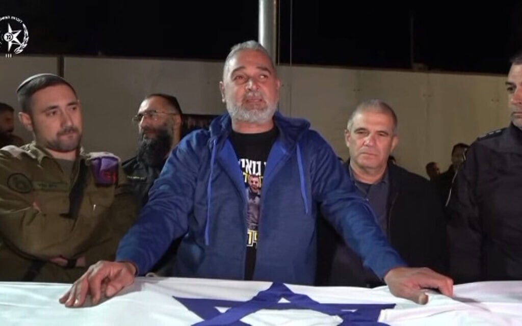 איציק גואילי, אביו של החלל החטוף האחרון רן גואילי עם ארונו של רני שהושב מעזה, 26 בינואר 2026 (צילום: דוברות המשטרה) איציק גואילי, אביו של החלל החטוף האחרון רן גואילי עם ארונו של רני שהושב מעזה, 26 בינואר 2026 (צילום: דוברות המשטרה)