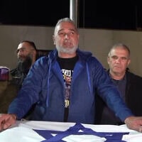 איציק גואילי, אביו של החלל החטוף האחרון רן גואילי עם ארונו של רני שהושב מעזה, 26 בינואר 2026 (צילום: דוברות המשטרה) איציק גואילי, אביו של החלל החטוף האחרון רן גואילי עם ארונו של רני שהושב מעזה, 26 בינואר 2026 (צילום: דוברות המשטרה)