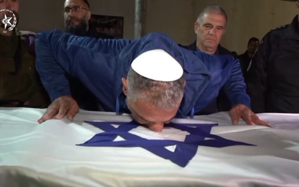 איציק גואילי, אביו של החלל החטוף האחרון רן גואילי עם ארונו של רני שהושב מעזה, 26 בינואר 2026 (צילום: דוברות המשטרה) איציק גואילי, אביו של החלל החטוף האחרון רן גואילי עם ארונו של רני שהושב מעזה, 26 בינואר 2026 (צילום: דוברות המשטרה)