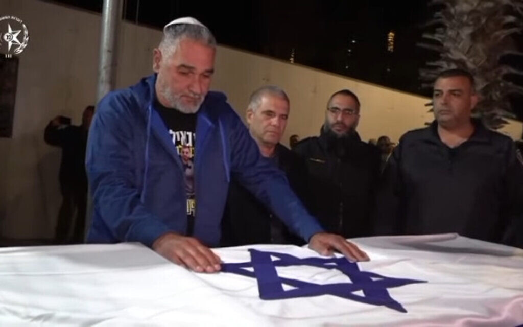 איציק גואילי, אביו של החלל החטוף האחרון רן גואילי, עם ארונו של רני שהושב מעזה, 26 בינואר 2026 (צילום: דוברות המשטרה) איציק גואילי, אביו של החלל החטוף האחרון רן גואילי, עם ארונו של רני שהושב מעזה, 26 בינואר 2026 (צילום: דוברות המשטרה)