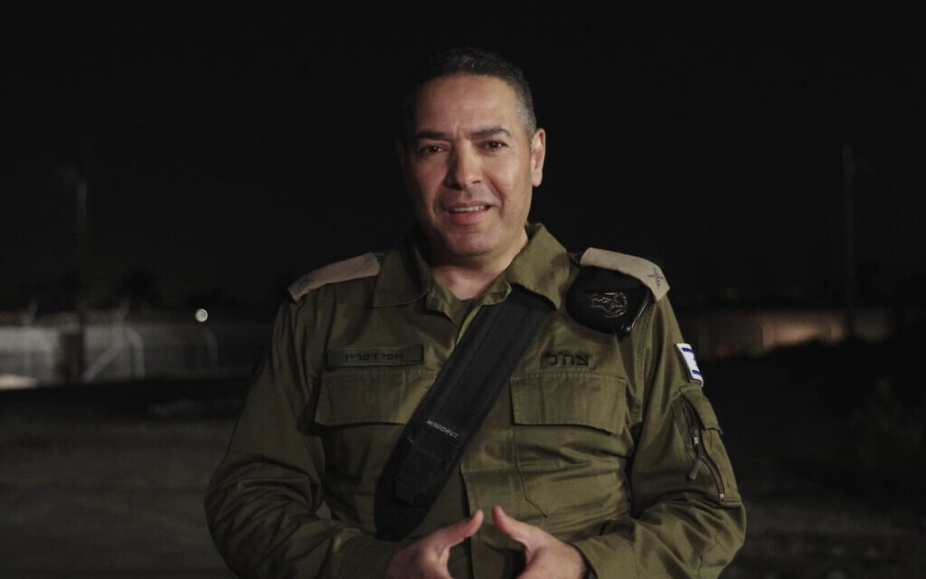 דובר צה"ל, תת-אלוף אפי דפרין, בהצהרה לתקשורת לאחר השבתו של החלל החטוף האחרון רן גואילי, 26 בינואר 2026 (צילום: דובר צה"ל) דובר צה"ל, תת-אלוף אפי דפרין, בהצהרה לתקשורת לאחר השבתו של החלל החטוף האחרון רן גואילי, 26 בינואר 2026 (צילום: דובר צה"ל)