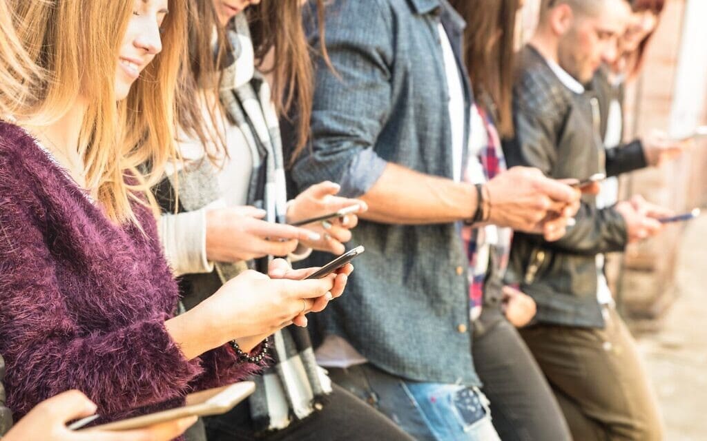 צעירים עם סלולרים, אילוסטרציה (צילום: ViewApart / iStock) צעירים עם סלולרים, אילוסטרציה (צילום: ViewApart / iStock)