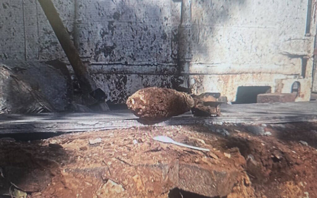 פצצת מרגמה ישנה של צה״ל אותרה ונוטרלה ברחובות, 8 בינואר 2025 (צילום: משטרת ישראל) פצצת מרגמה ישנה של צה״ל אותרה ונוטרלה ברחובות, 8 בינואר 2025 (צילום: משטרת ישראל)