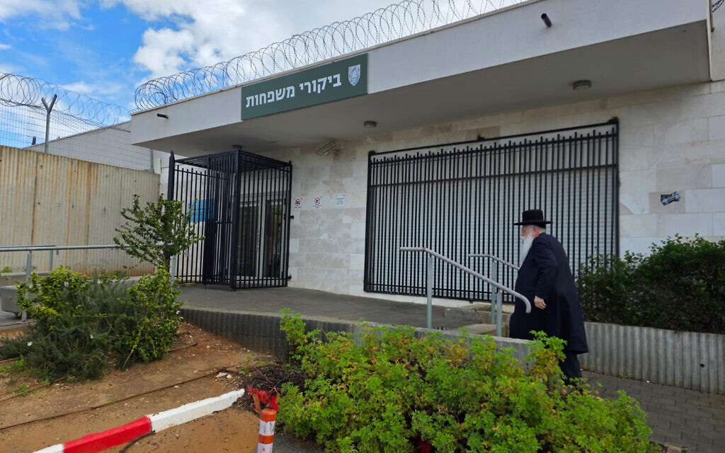 ח״כ מאיר פרוש מאגודת ישראל נכנס לכלא צבאי לביקור אצל תלמידי ישיבה שנעצרו בגין השתמטות מגיוס, 18 בינואר 2026 (צילום: שלומי אמוני ישראל) ח״כ מאיר פרוש מאגודת ישראל נכנס לכלא צבאי לביקור אצל תלמידי ישיבה שנעצרו בגין השתמטות מגיוס, 18 בינואר 2026 (צילום: שלומי אמוני ישראל)