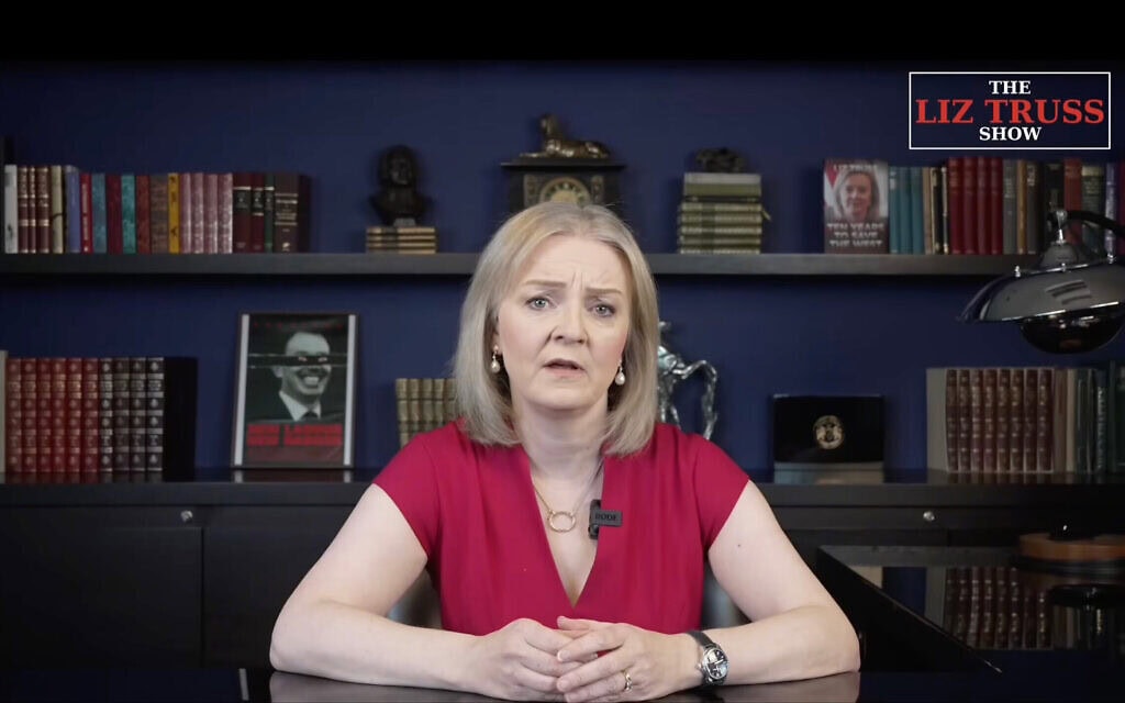 ראשת ממשלת בריטניה לשעבר ליז טראס בפרק הראשון של תוכניתה "המופע של ליז טראס", 5 בדצמבר 2025 (צילום: צילום מסך, יוטיוב) ראשת ממשלת בריטניה לשעבר ליז טראס בפרק הראשון של תוכניתה "המופע של ליז טראס", 5 בדצמבר 2025 (צילום: צילום מסך, יוטיוב)