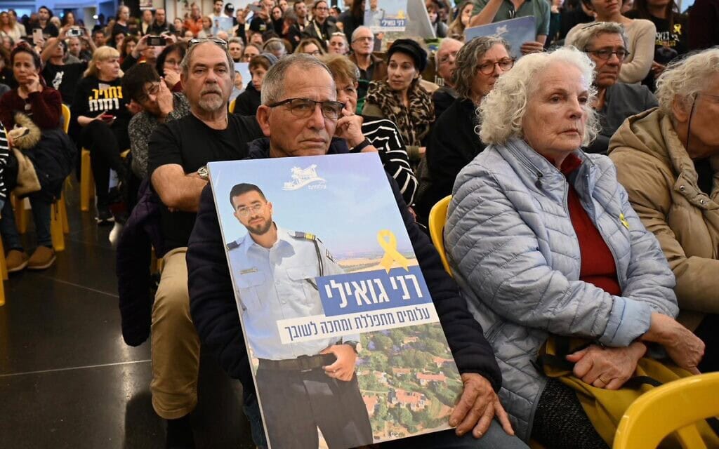 טקס "קבלת שבת" של קיבוץ עלומים שנערך בקריאה להשבת החלל החטוף רן גואילי, 9 בינואר 2026 טקס "קבלת שבת" של קיבוץ עלומים שנערך בקריאה להשבת החלל החטוף רן גואילי, 9 בינואר 2026