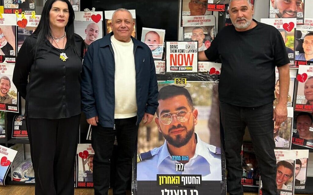 משפחתו של רן גואילי נפגשה הערב עם גדי איזנקוט בכיכר החטופים, 12 בינואר 2026 (צילום: מטה החטופים) משפחתו של רן גואילי נפגשה הערב עם גדי איזנקוט בכיכר החטופים, 12 בינואר 2026 (צילום: מטה החטופים)