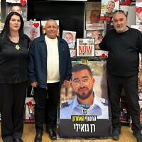 משפחתו של רן גואילי נפגשה הערב עם גדי איזנקוט בכיכר החטופים, 12 בינואר 2026 (צילום: מטה החטופים) משפחתו של רן גואילי נפגשה הערב עם גדי איזנקוט בכיכר החטופים, 12 בינואר 2026 (צילום: מטה החטופים)