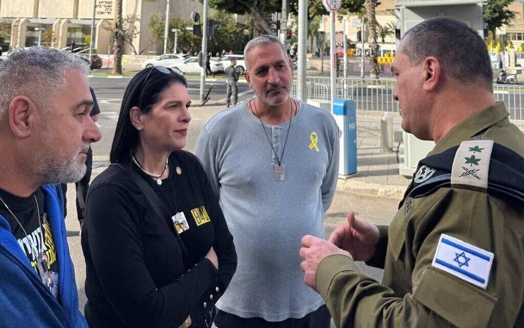 הרמטכ״ל עצר את רכבו מחוץ לקריה ושוחח עם הוריו של החלל החטוף רן גואילי, 23 בינואר 2026 (צילום: דובר צה"ל) הרמטכ״ל עצר את רכבו מחוץ לקריה ושוחח עם הוריו של החלל החטוף רן גואילי, 23 בינואר 2026 (צילום: דובר צה"ל)