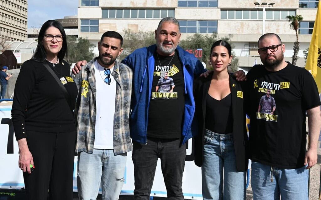 טליק גואילי, משמאל, שגב כלפון, איציק גואילי, במרכז, שירה גואילי ואיתן הורן, מימין, בכיכר החטופים בתל אביב, 23 בינואר 2026 (צילום: פאולינה פטימר ואוריאל אבן ספיר) טליק גואילי, משמאל, שגב כלפון, איציק גואילי, במרכז, שירה גואילי ואיתן הורן, מימין, בכיכר החטופים בתל אביב, 23 בינואר 2026 (צילום: פאולינה פטימר ואוריאל אבן ספיר)