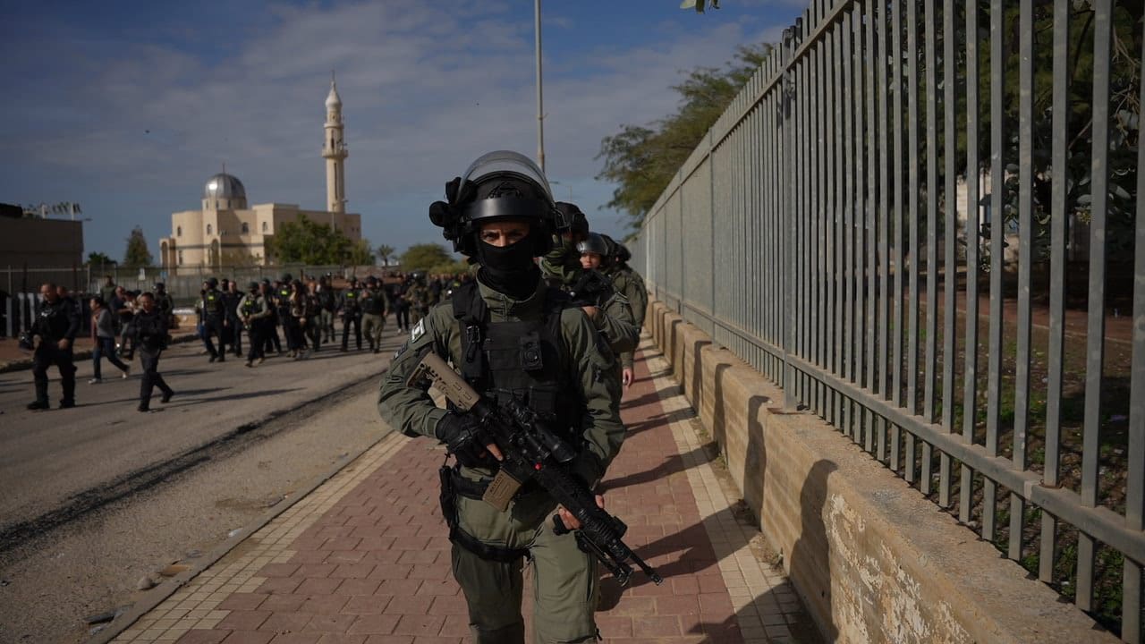 שוטרי משטרה ומג"ב פועלים בעיירה הבדואית תראבין א־סאנע במסגרת מבצע אכיפה שנמשך כמה ימים, 30 בדצמבר 2025 (צילום: משטרת ישראל) שוטרי משטרה ומג"ב פועלים בעיירה הבדואית תראבין א־סאנע במסגרת מבצע אכיפה שנמשך כמה ימים, 30 בדצמבר 2025 (צילום: משטרת ישראל)