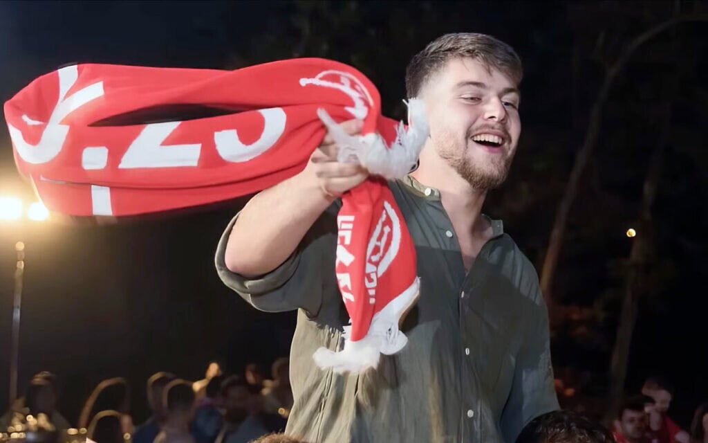 ירון (נוני) שי חוגג ניצחון של הפועל תל אביב בכדורגל (צילום: מהאלבום המשפחתי, מתוך הסרט "יהלום משוגע" בהפקת קסטינה תקשורת)