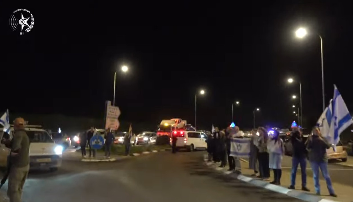 עשרות אנשים המתינו עם דגלי ישראל בצומת סעד כדי לחלוק כבוד לשיירה שמלווה את ארונו של החלל החטוף האחרון רן גואילי ז"ל, 26 בינואר 2026 (צילום: צילום מסך דוברות המשטרה) עשרות אנשים המתינו עם דגלי ישראל בצומת סעד כדי לחלוק כבוד לשיירה שמלווה את ארונו של החלל החטוף האחרון רן גואילי ז"ל, 26 בינואר 2026 (צילום: צילום מסך דוברות המשטרה)