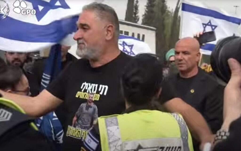 באמצע כביש 6: אביו של רן גואילי עצר את שיירת הלוויה ויצא לחבק את האנשים שעמדו בצד הדרך, 28 בינואר 2025 (צילום: צילום מסך, דוברות המשטרה ולע"מ) באמצע כביש 6: אביו של רן גואילי עצר את שיירת הלוויה ויצא לחבק את האנשים שעמדו בצד הדרך, 28 בינואר 2025 (צילום: צילום מסך, דוברות המשטרה ולע"מ)