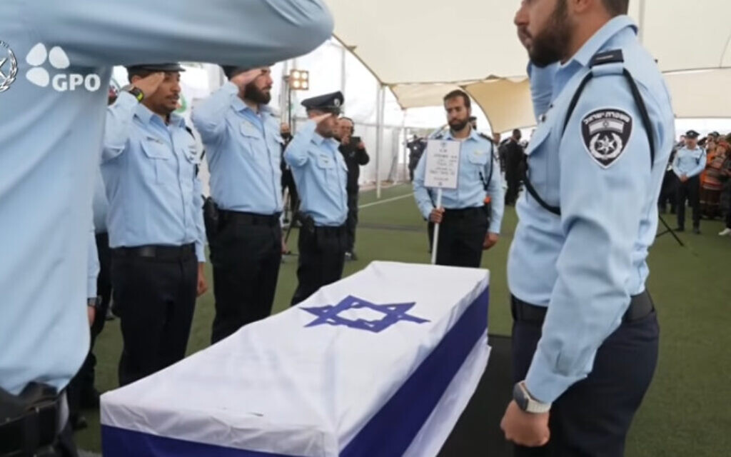 ארונו של רן גואילי בטקס הלוויה, 28 בינואר 2025 (צילום: צילום מסך, דוברות המשטרה ולע"מ) ארונו של רן גואילי בטקס הלוויה, 28 בינואר 2025 (צילום: צילום מסך, דוברות המשטרה ולע"מ)