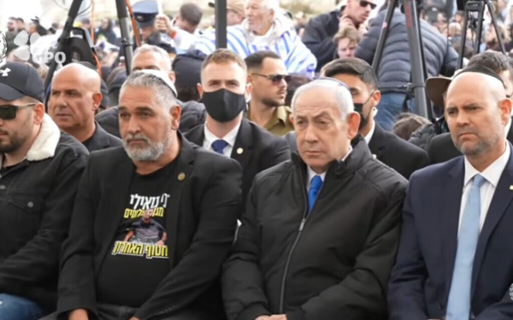 בנימין נתניהו לצד איציק גואילי, בטקס הלוויה של החלל החטוף האחרון רן גואילי ז"ל, 28 בינואר 2026 (צילום: צילום מסך, דוברות המשטרה ולע"מ) בנימין נתניהו לצד איציק גואילי, בטקס הלוויה של החלל החטוף האחרון רן גואילי ז"ל, 28 בינואר 2026 (צילום: צילום מסך, דוברות המשטרה ולע"מ)