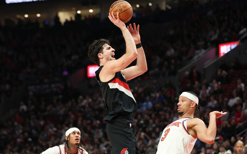 דני אבדיה קולע לסל במדי פורטלנד טרייל בלייזרס במשחק ה-NBA מול הניו יורק ניקס, 11 בינואר 2026 (צילום: AP Photo/Amanda Loman) דני אבדיה קולע לסל במדי פורטלנד טרייל בלייזרס במשחק ה-NBA מול הניו יורק ניקס, 11 בינואר 2026 (צילום: AP Photo/Amanda Loman)