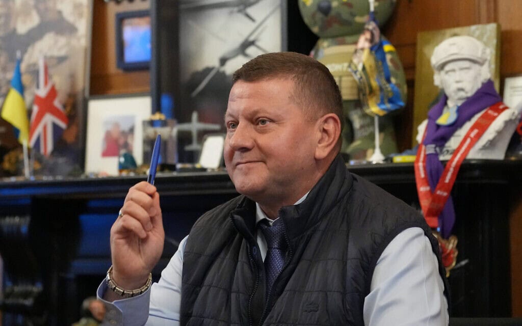 שגריר אוקראינה בבריטניה ולרי זלוז'ני במשרדו בלונדון, 2 בפברואר 2026 (צילום: AP Photo/Frank Augstein) שגריר אוקראינה בבריטניה ולרי זלוז'ני במשרדו בלונדון, 2 בפברואר 2026 (צילום: AP Photo/Frank Augstein)