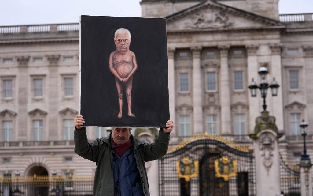 האמן קאיה מר עומד בחזית ארמון בקינגהאם עם ציור שהכין של הנסיך לשעבר אנדרו, 20 בפברואר 2026 (צילום: AP Photo/Kin Cheung) האמן קאיה מר עומד בחזית ארמון בקינגהאם עם ציור שהכין של הנסיך לשעבר אנדרו, 20 בפברואר 2026 (צילום: AP Photo/Kin Cheung)