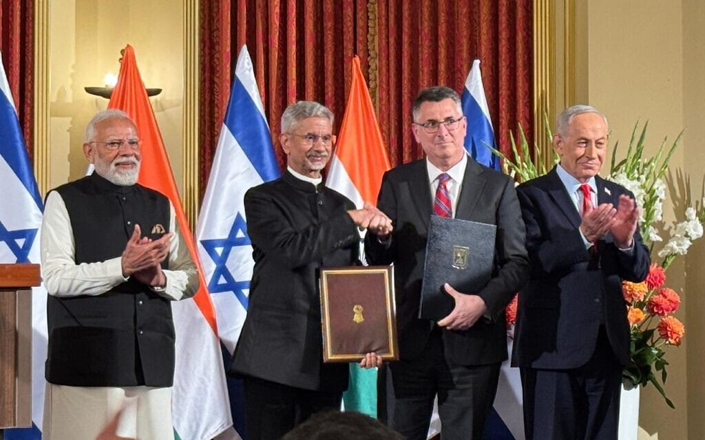 שר החוץ גדעון סער לוחץ יד למקבילו ההודי סוברהמניאם ג'אישנקר לצד ראשי הממשלה נרנדרה מודי ובנימין נתניהו. 26 בפברואר 2026 (צילום: שלומי אמסלם/לע״מ) שר החוץ גדעון סער לוחץ יד למקבילו ההודי סוברהמניאם ג'אישנקר לצד ראשי הממשלה נרנדרה מודי ובנימין נתניהו. 26 בפברואר 2026 (צילום: שלומי אמסלם/לע״מ)